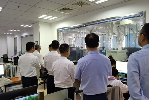 陈博士带领杨副市长一行人参观了ag尊龙登陆入口z6mg规范化的先进实验室，讲解了药物临床前的研发和IND申报流程。
