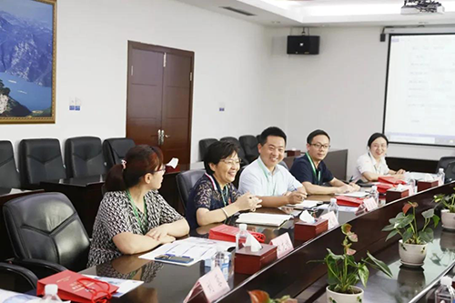 宜昌人福药业副总裁、总工程师李莉娥，产品开发中心主任吕金良，副主任吴有斌、曲龙妹等